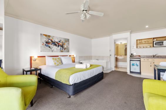 Executive Spa Suite - dining and kitchenette