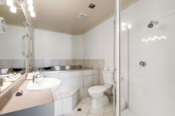 One Bedroom Suite - Deluxe - bathroom with spa bath