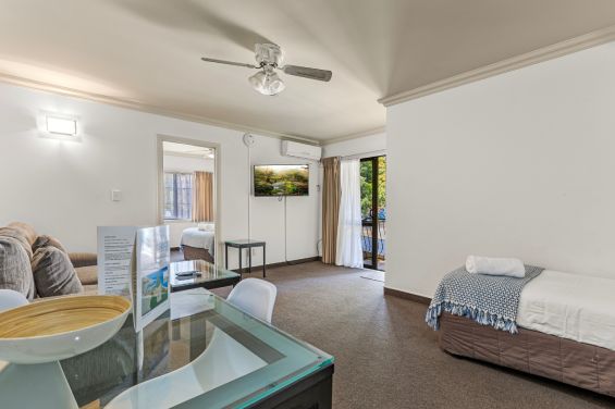 One Bedroom Suite - Family - dining table