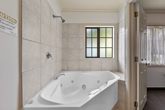 One Bedroom Suite - Family - bathroom with spa pool