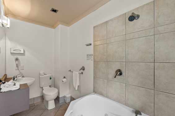 One Bedroom Suite - Family - bathroom
